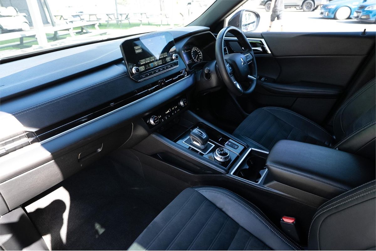 2023 Mitsubishi Outlander Black Edition ZM