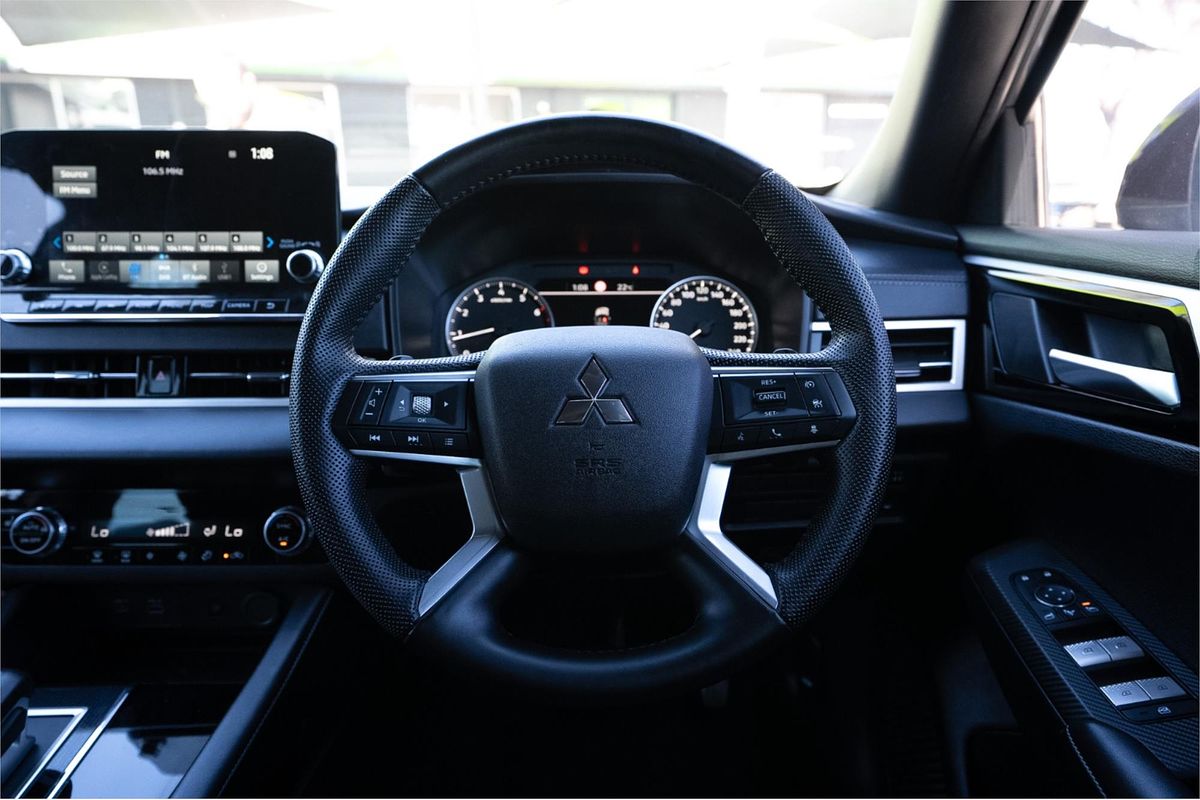 2023 Mitsubishi Outlander Black Edition ZM