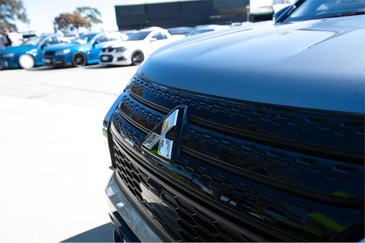 2023 Mitsubishi Outlander Black Edition ZM