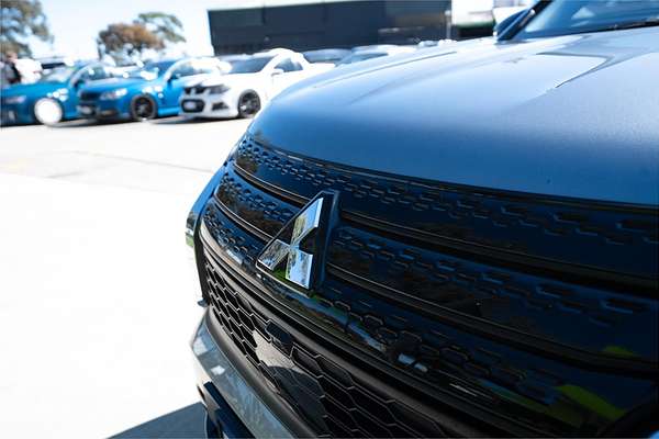 2023 Mitsubishi Outlander Black Edition ZM