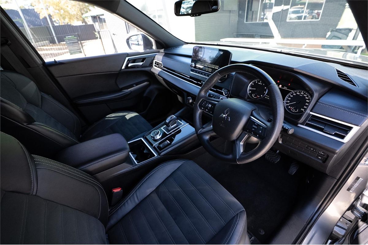 2023 Mitsubishi Outlander Black Edition ZM
