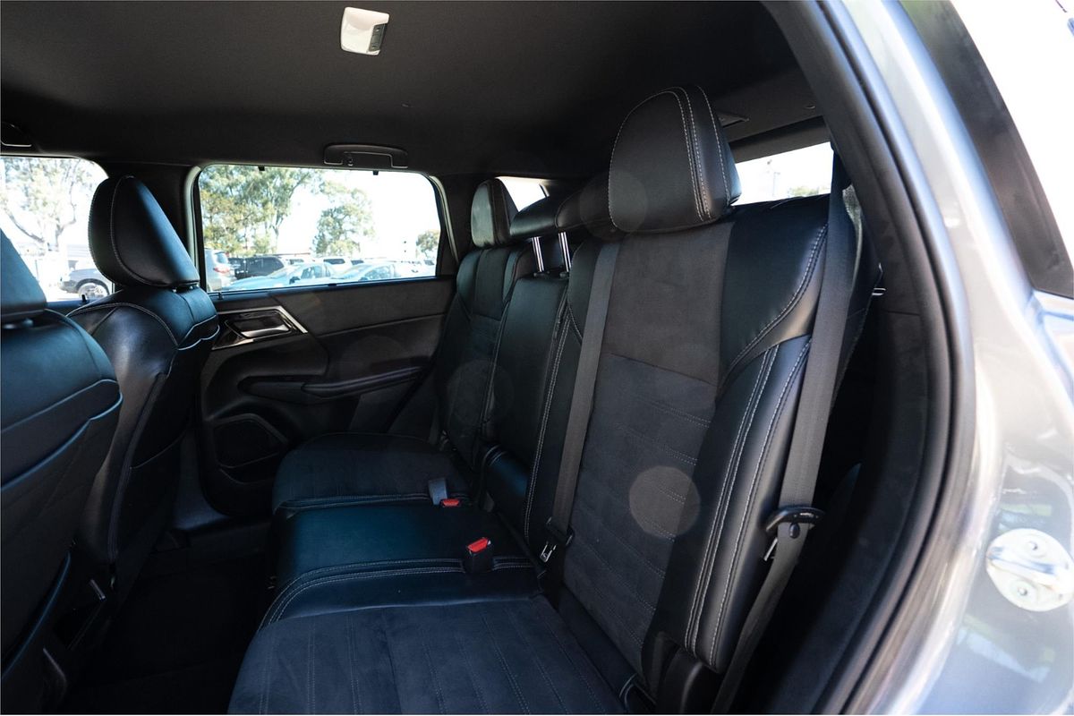 2023 Mitsubishi Outlander Black Edition ZM