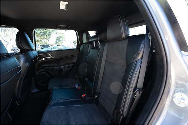 2023 Mitsubishi Outlander Black Edition ZM