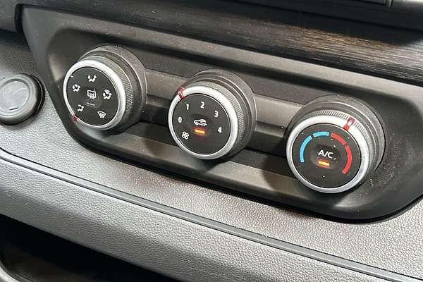 2023 Renault Trafic Premium X82 LWB