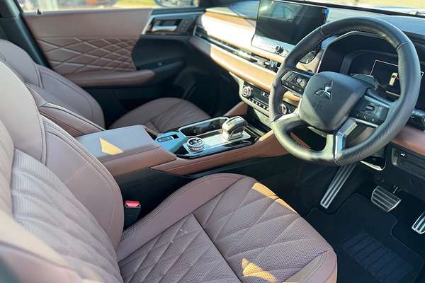 2025 Mitsubishi Outlander Exceed Tourer ZM
