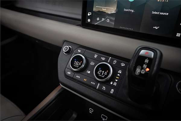 2021 Land Rover Defender 110 D300 SE L663