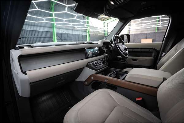 2021 Land Rover Defender 110 D300 SE L663