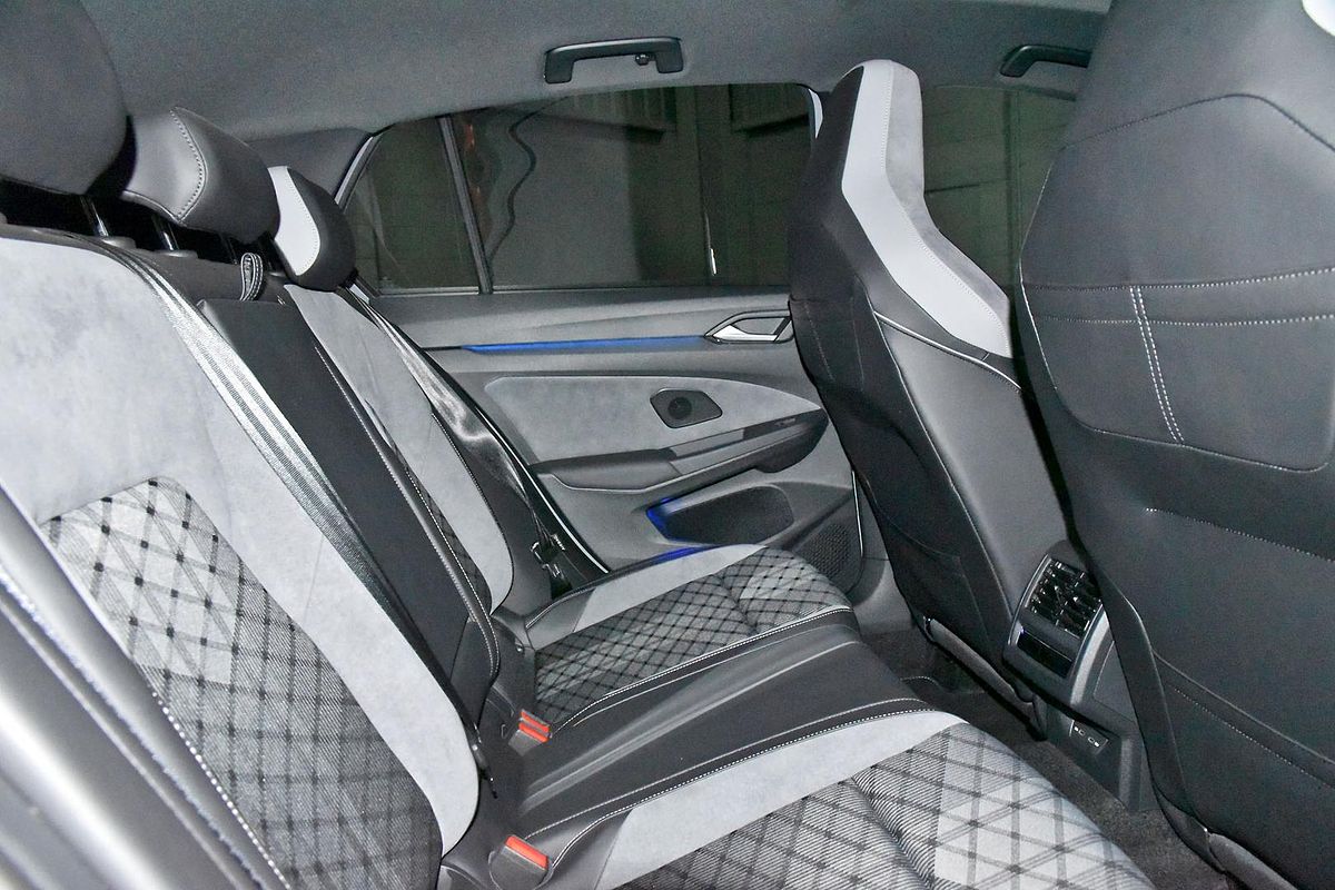 2023 Volkswagen Golf 110TSI R-Line 8