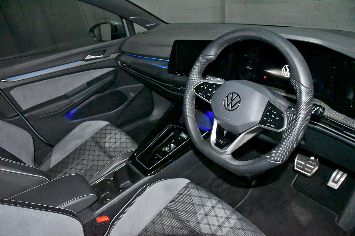 2023 Volkswagen Golf 110TSI R-Line 8