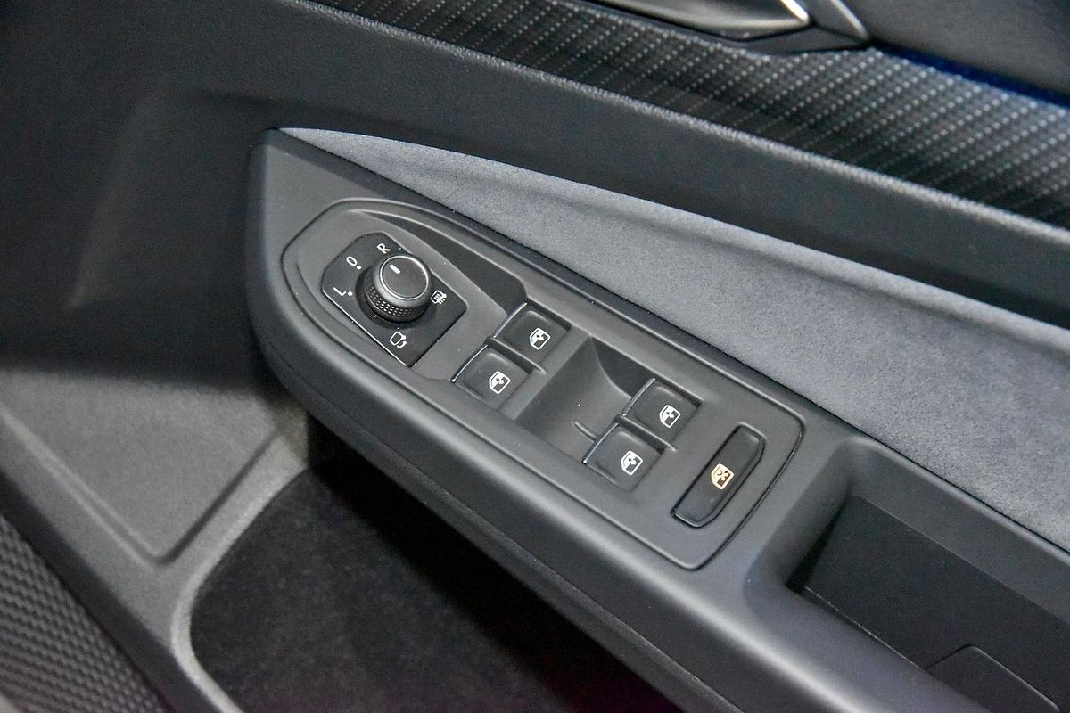 2023 Volkswagen Golf 110TSI R-Line 8