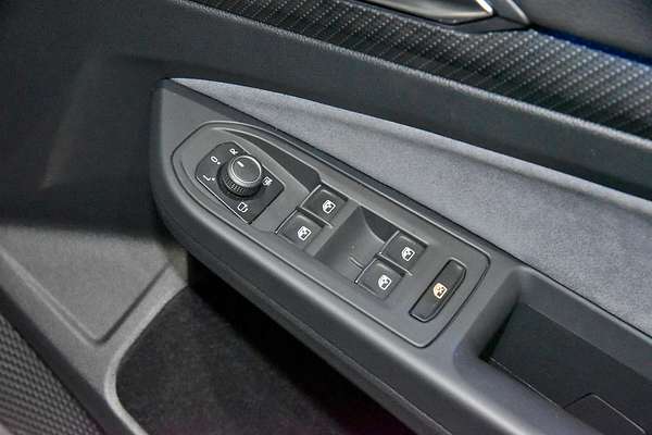 2023 Volkswagen Golf 110TSI R-Line 8