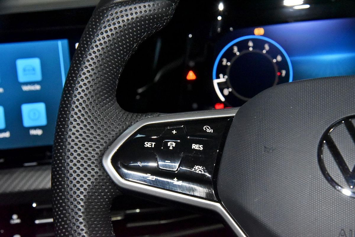 2023 Volkswagen Golf 110TSI R-Line 8
