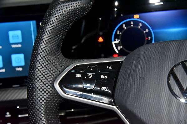 2023 Volkswagen Golf 110TSI R-Line 8