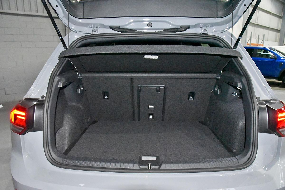 2023 Volkswagen Golf 110TSI R-Line 8
