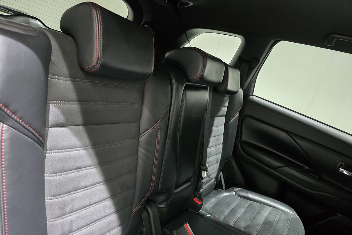 2020 Mitsubishi OUTLANDER OUTLANDER BLACK EDITION 7 SEAT (2WD) ZL2B46