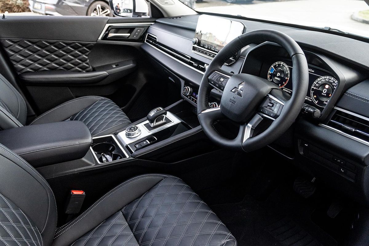 2023 Mitsubishi Outlander Exceed ZM