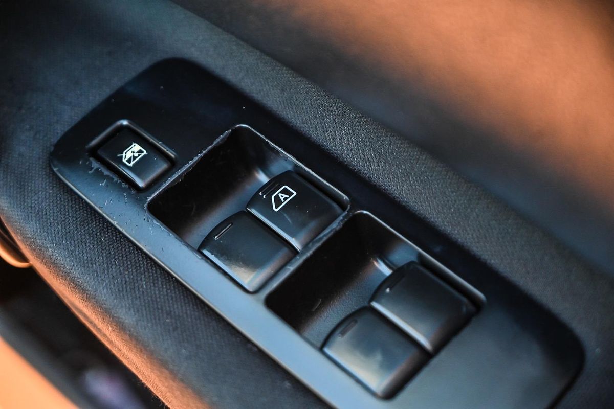 2013 Nissan Dualis ST J10 Series 4
