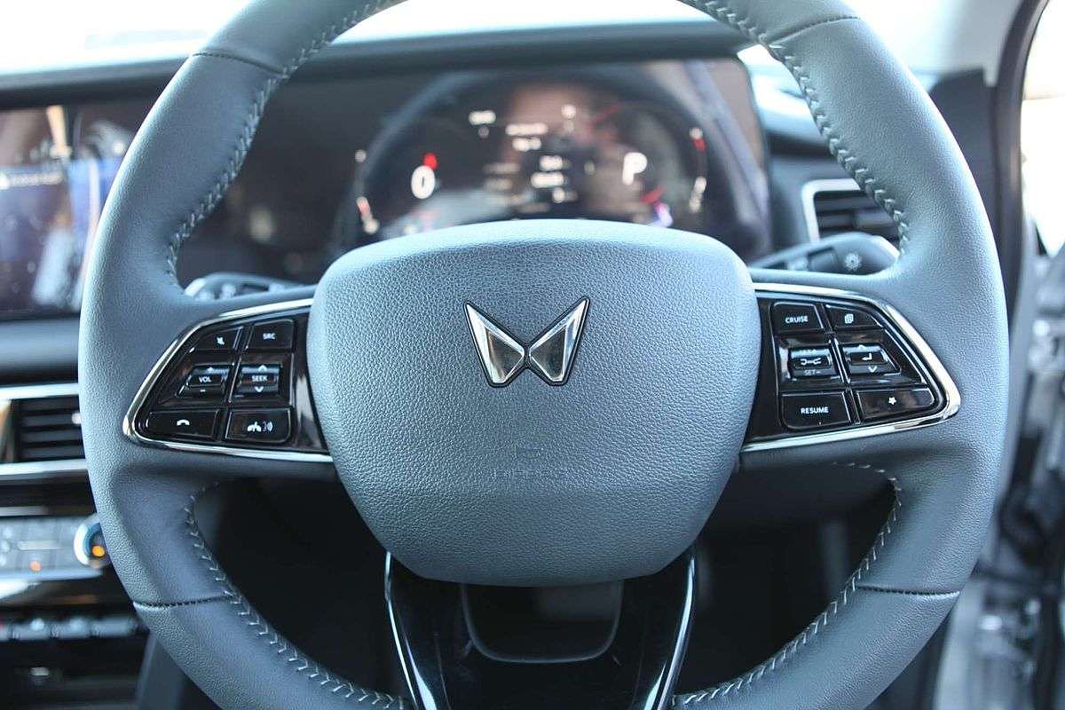 2025 Mahindra XUV700 AX7L
