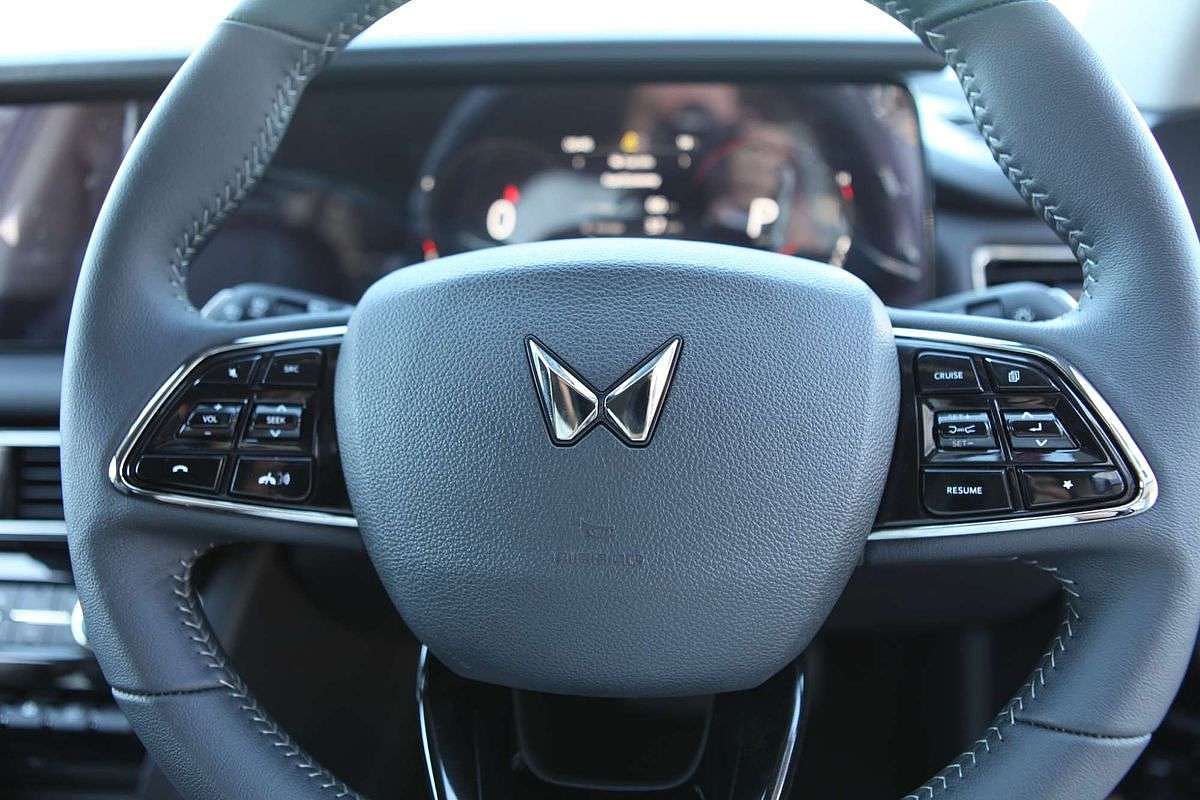 2025 Mahindra XUV700 AX7L