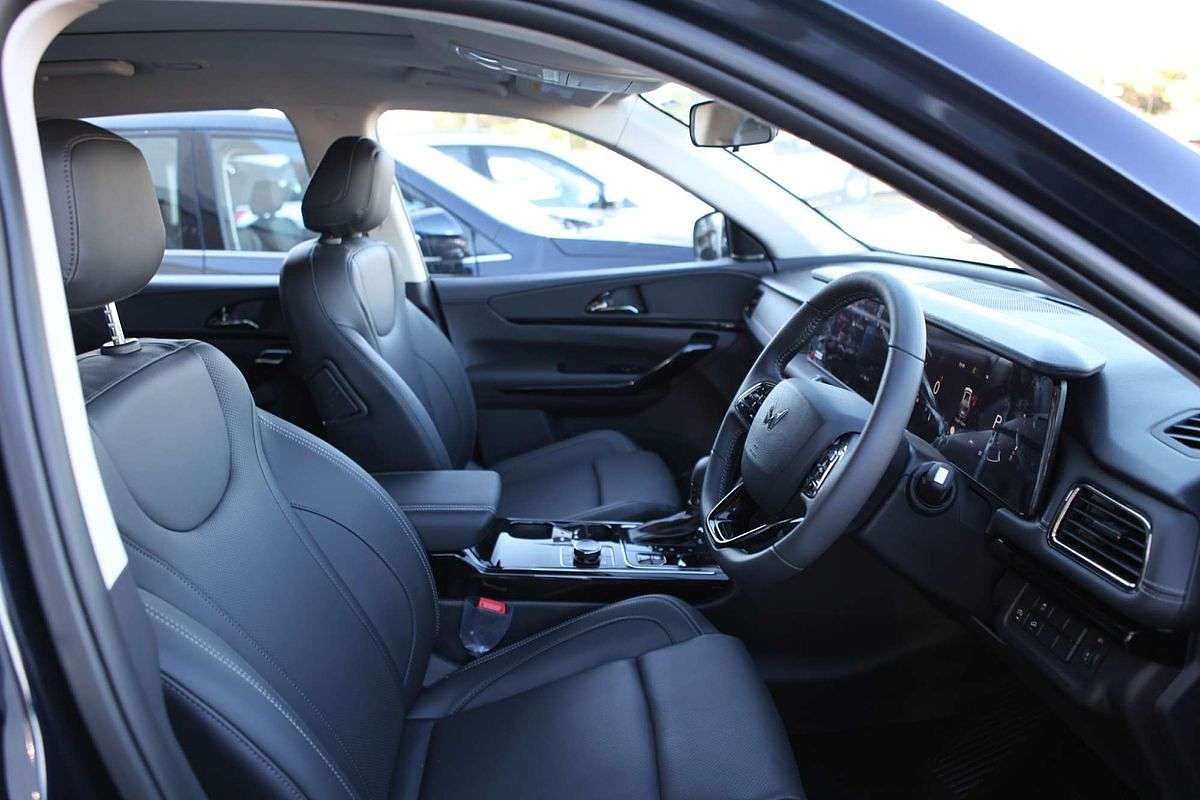2025 Mahindra XUV700 AX7L