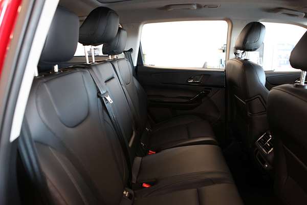 2025 Mahindra XUV700 AX7L