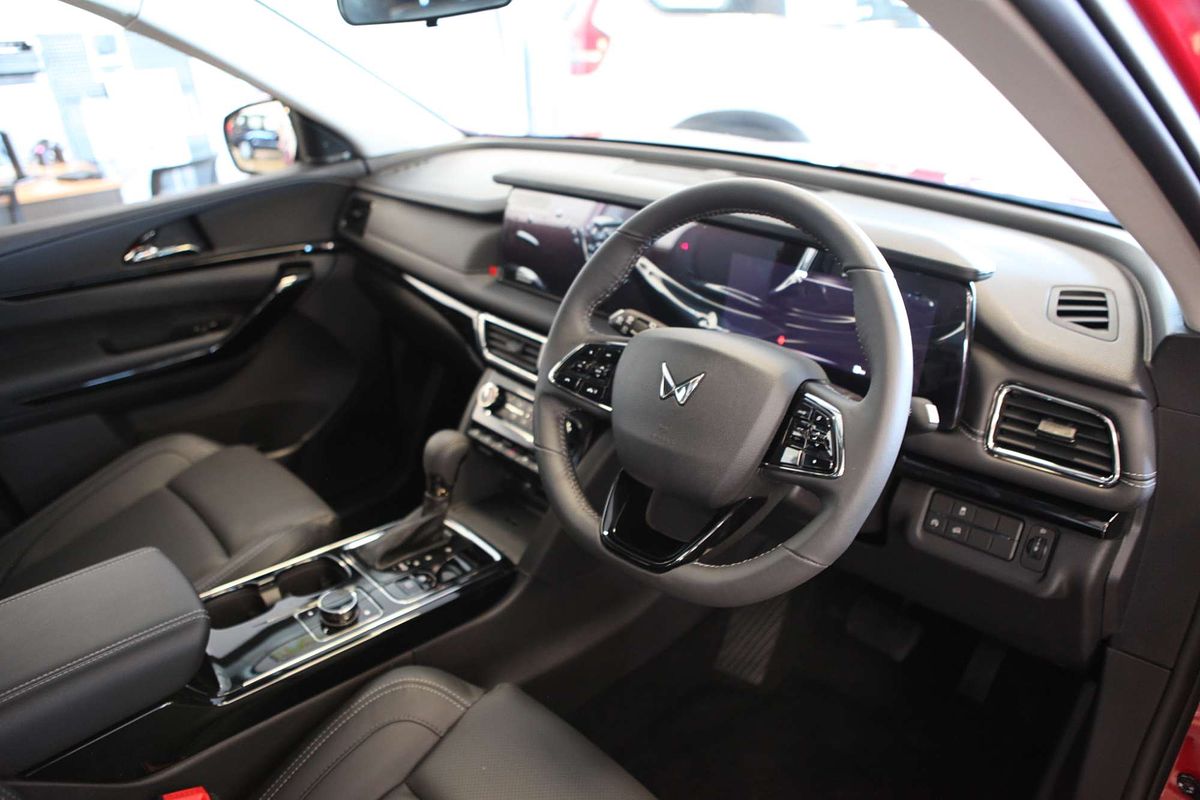 2025 Mahindra XUV700 AX7L