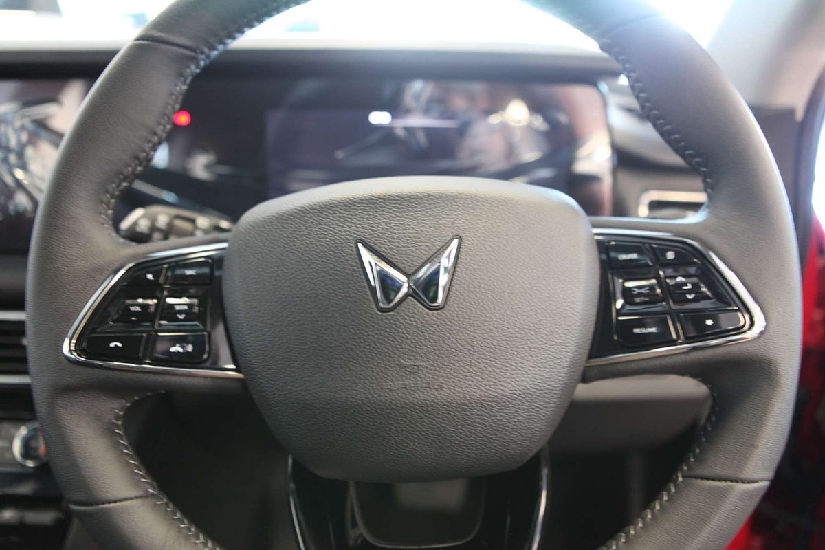 2025 Mahindra XUV700 AX7L