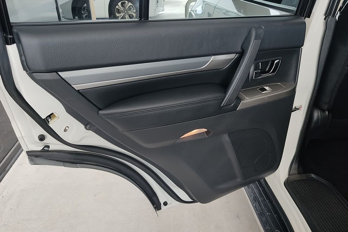2014 Mitsubishi Pajero GLS NX