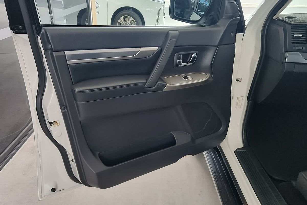 2014 Mitsubishi Pajero GLS NX