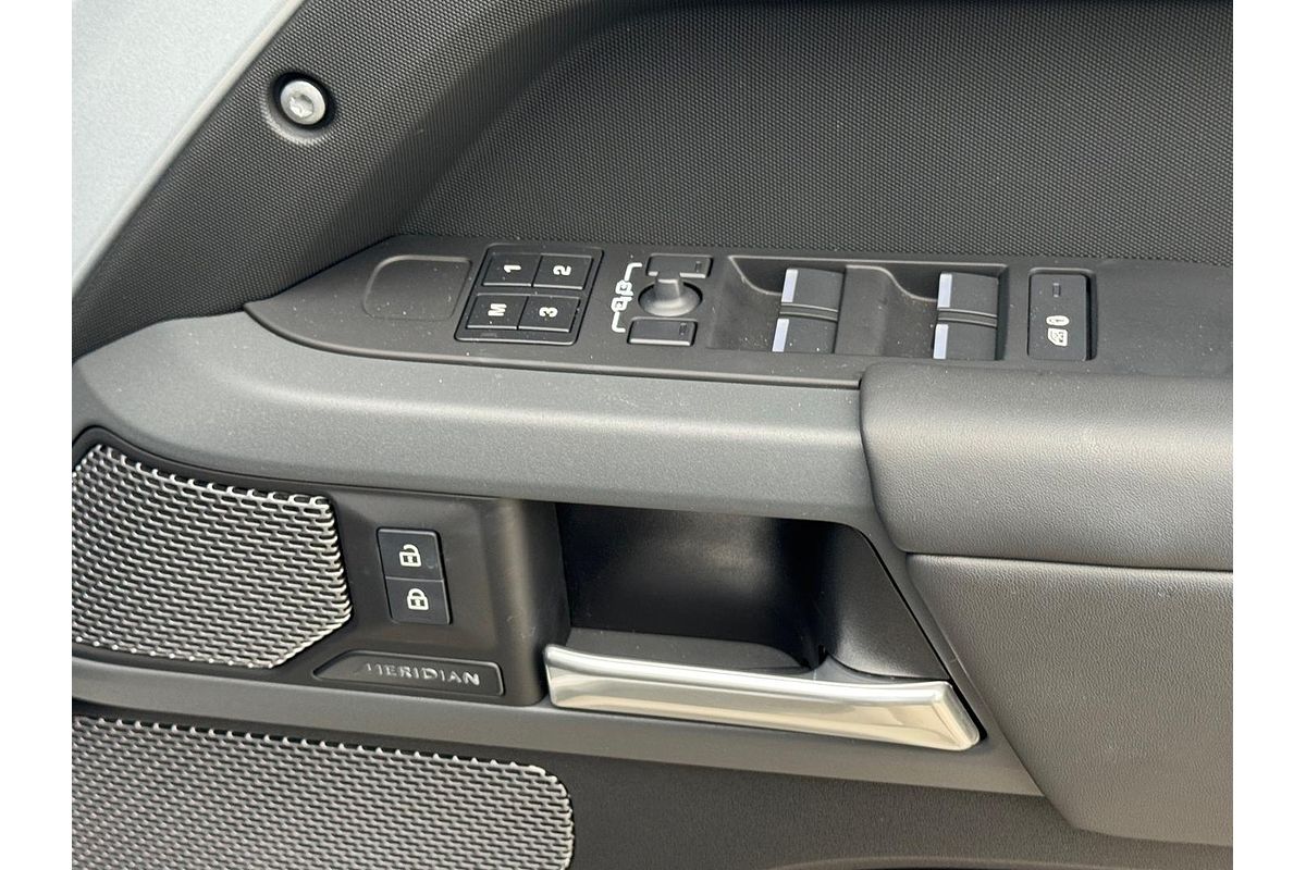 2024 Land Rover Defender 110 D300 X-Dynamic SE L663