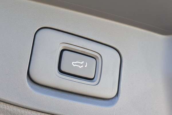2025 Isuzu MU-X LS-T