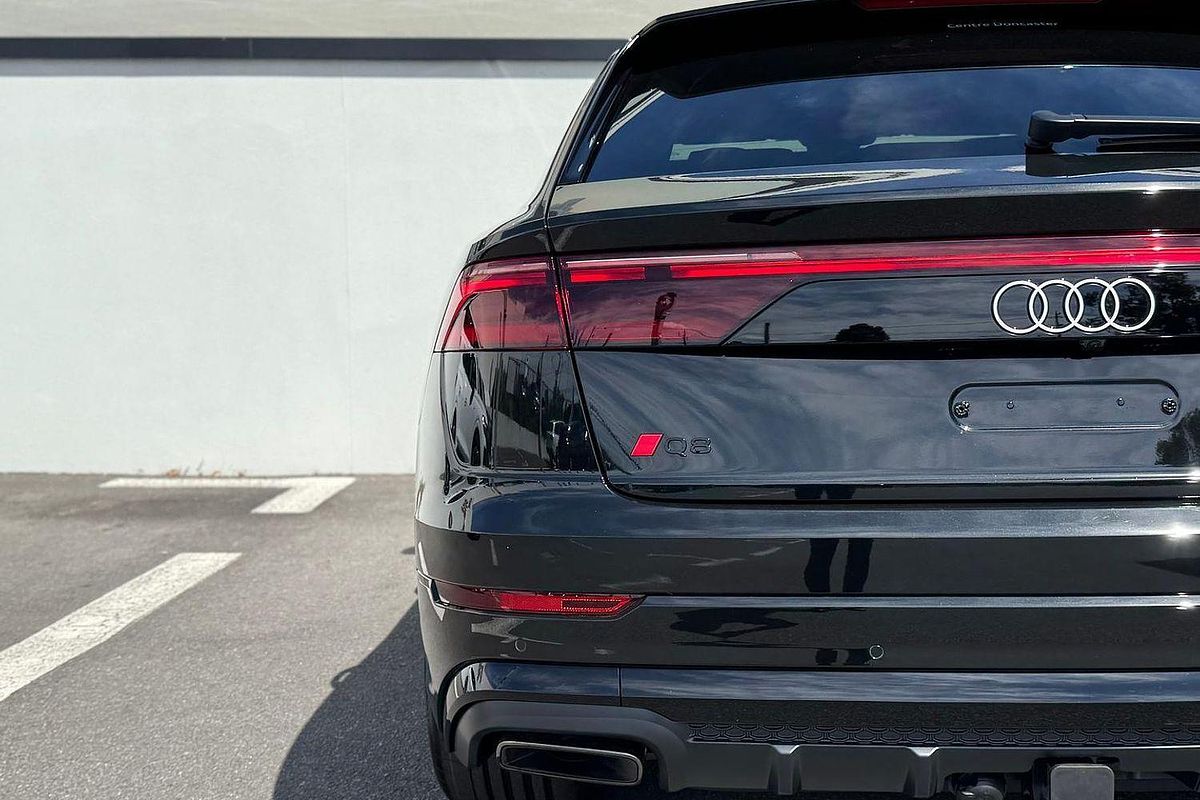 2024 Audi Q8 55 TFSI S line F1