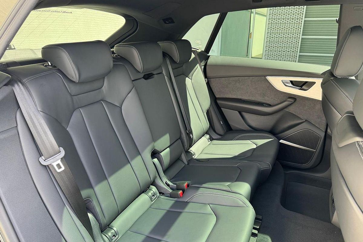 2024 Audi Q8 55 TFSI S line F1