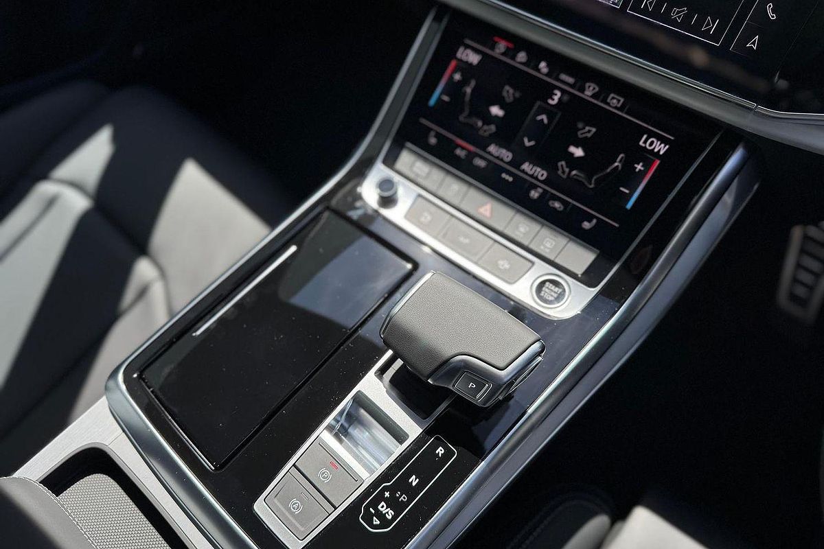 2024 Audi Q8 55 TFSI S line F1