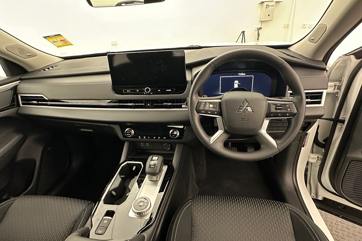 2025 Mitsubishi Outlander ES ZM