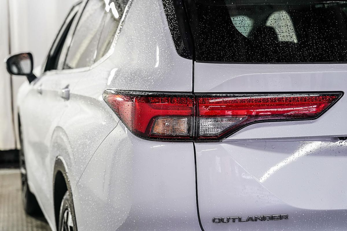 2024 Mitsubishi Outlander Exceed ZM