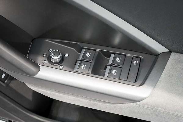 2024 Audi Q3 40 TFSI S line F3