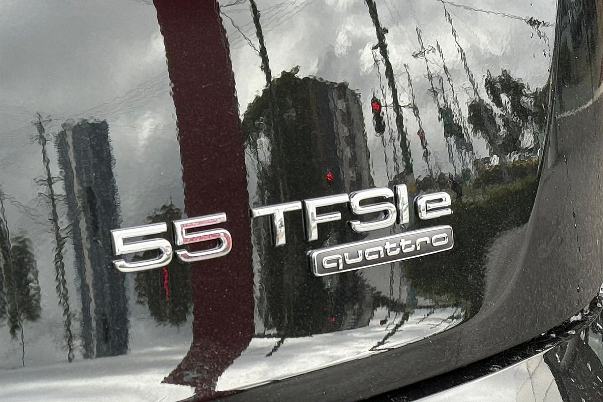 2024 Audi Q5 55 TFSI e S line FY