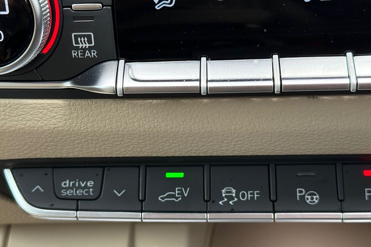 2024 Audi Q5 55 TFSI e S line FY