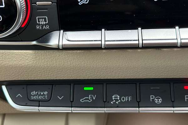 2024 Audi Q5 55 TFSI e S line FY
