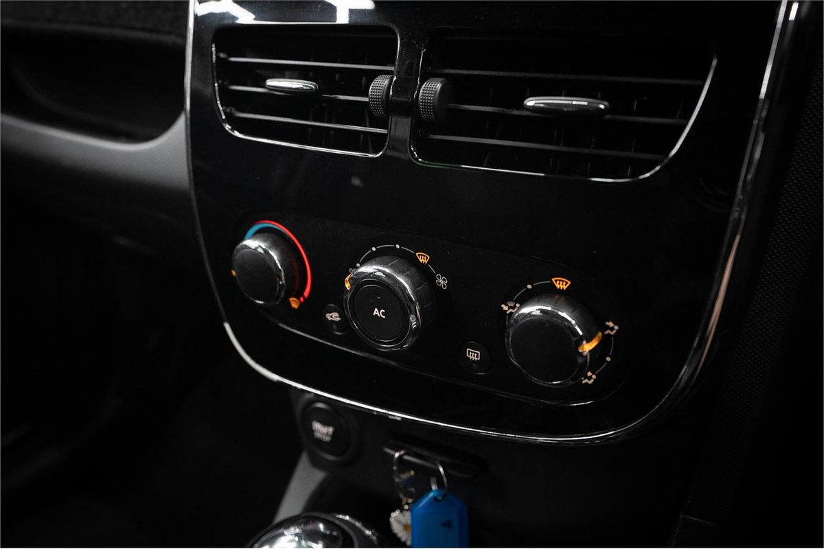 2014 Renault Clio Expression IV B98
