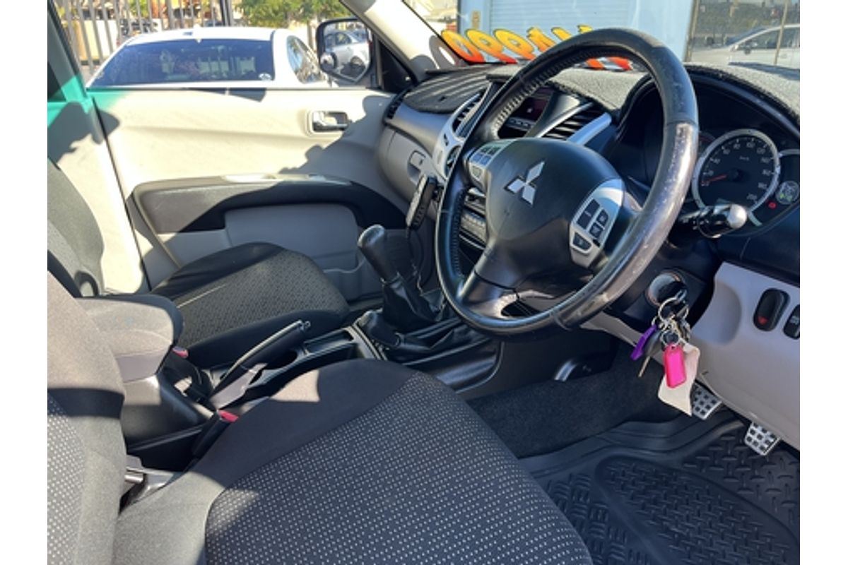 2010 Mitsubishi Triton GLX-R MN 4X4