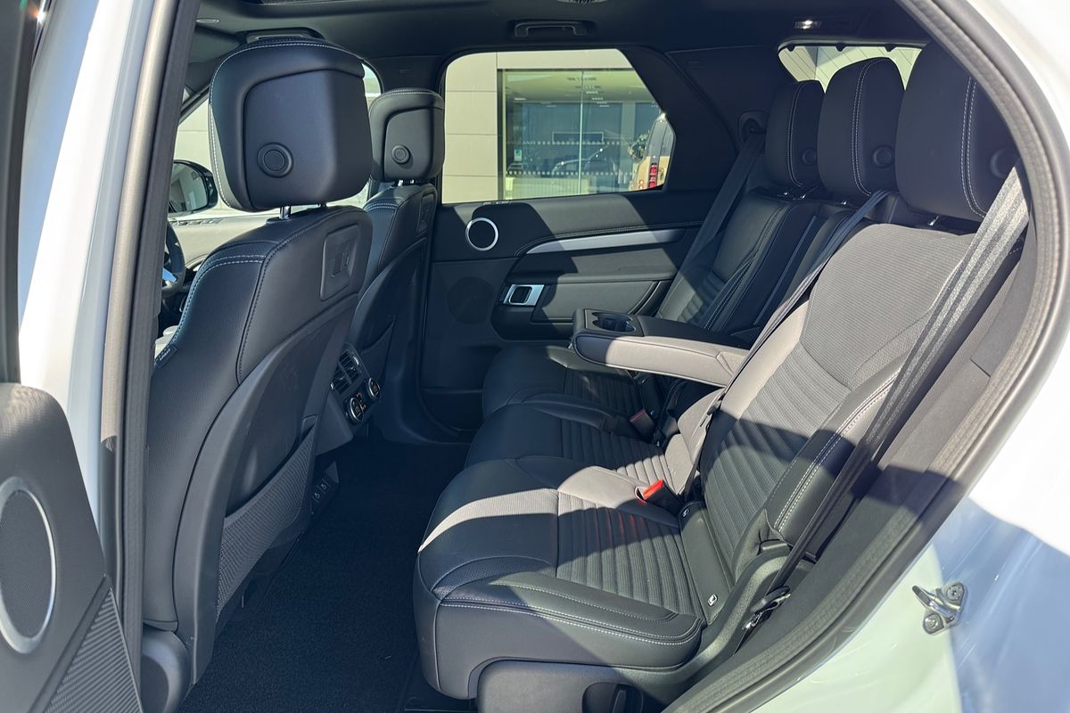 2024 Land Rover Discovery P360 Dynamic SE Series 5