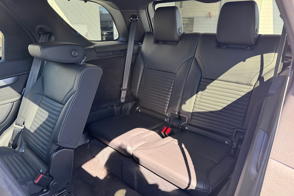 2024 Land Rover Discovery P360 Dynamic SE Series 5