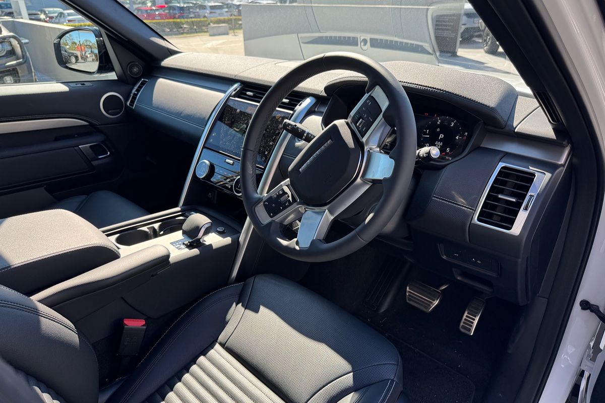 2024 Land Rover Discovery P360 Dynamic SE Series 5