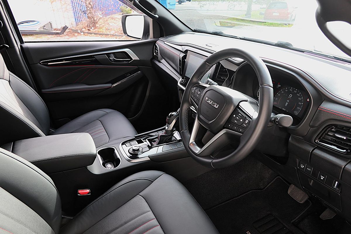 2025 Isuzu MU-X X-TERRAIN