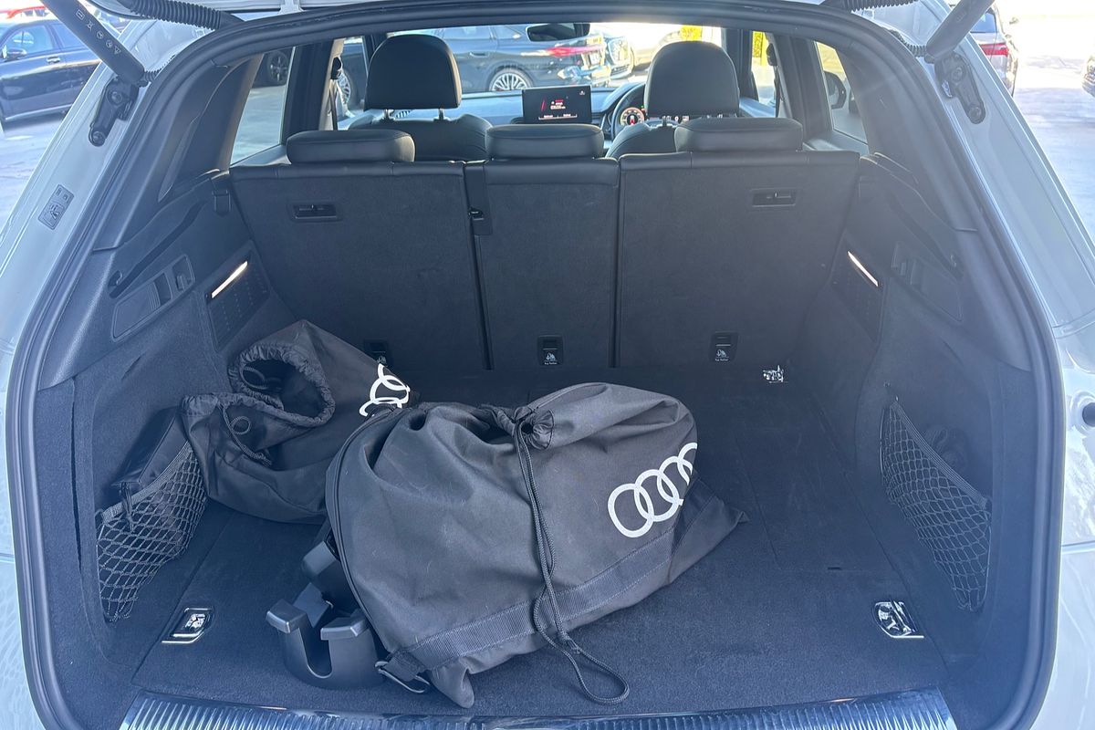 2023 Audi Q5 55 TFSI e S line FY