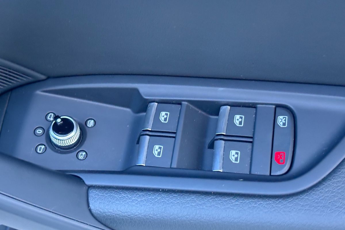 2023 Audi Q5 55 TFSI e S line FY