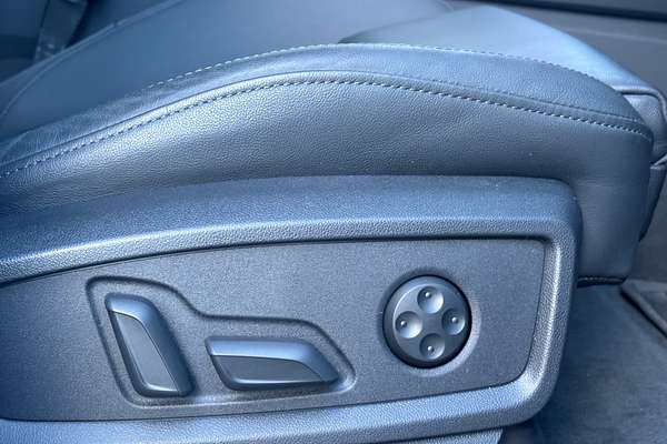 2023 Audi Q5 55 TFSI e S line FY