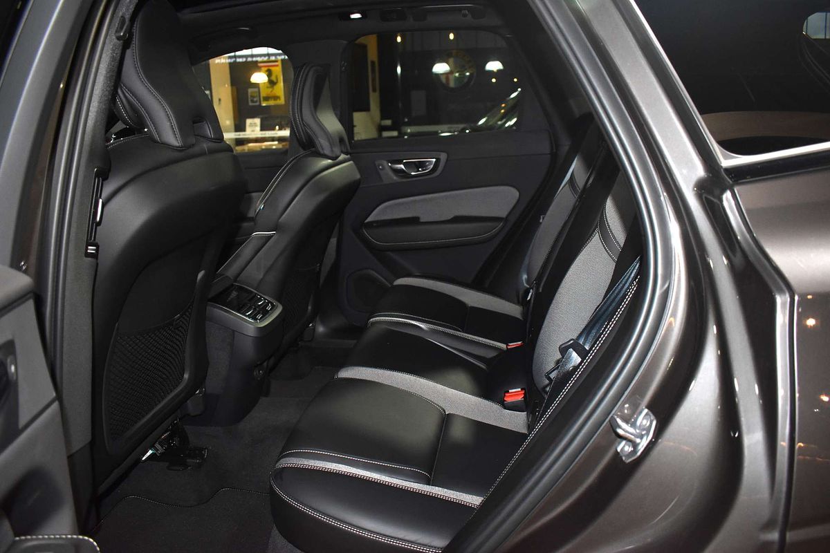 2021 Volvo XC60 B6 R-Design